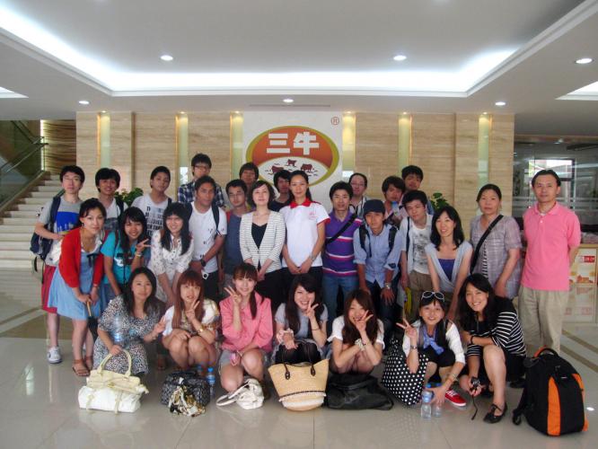 集团接待日本流通大学参观三牛食品有限公司